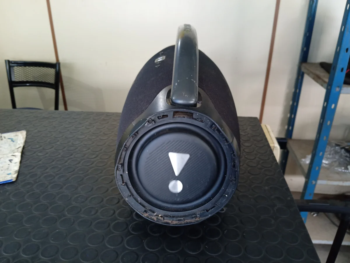 Foto 2 de Speaker Potencia Watts No Tiene Marca Jbl Sin Control Modelo Boombox3 Usado Con Desgaste Sin Caja Acc No Tiene