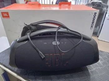 Speaker Potencia Watts No Tiene Marca Jbl Sin Control Modelo Bomboox 3 Usado En Buen Estado Con Caja Acc Cable PowerManija