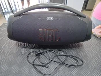Foto 2 de Speaker Potencia Watts No Tiene Marca Jbl Sin Control Modelo Bomboox 3 Usado En Buen Estado Con Caja Acc Cable PowerManija
