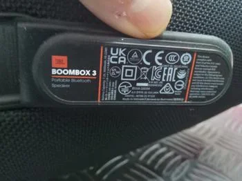 Foto 3 de Speaker Potencia Watts No Tiene Marca Jbl Sin Control Modelo Bomboox 3 Usado En Buen Estado Con Caja Acc Cable PowerManija