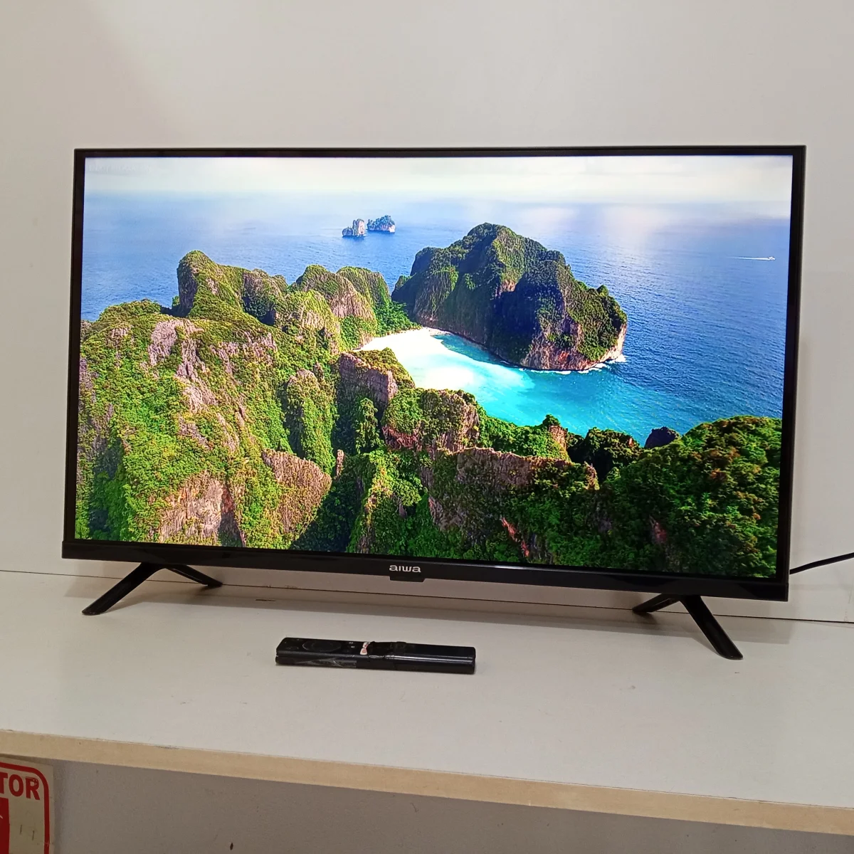 Televisor Led Smart De 32 '' Marca Aiwa Modelo Aw32b4sm Con Control Usado En Buen Estado Acc Par De Patitas