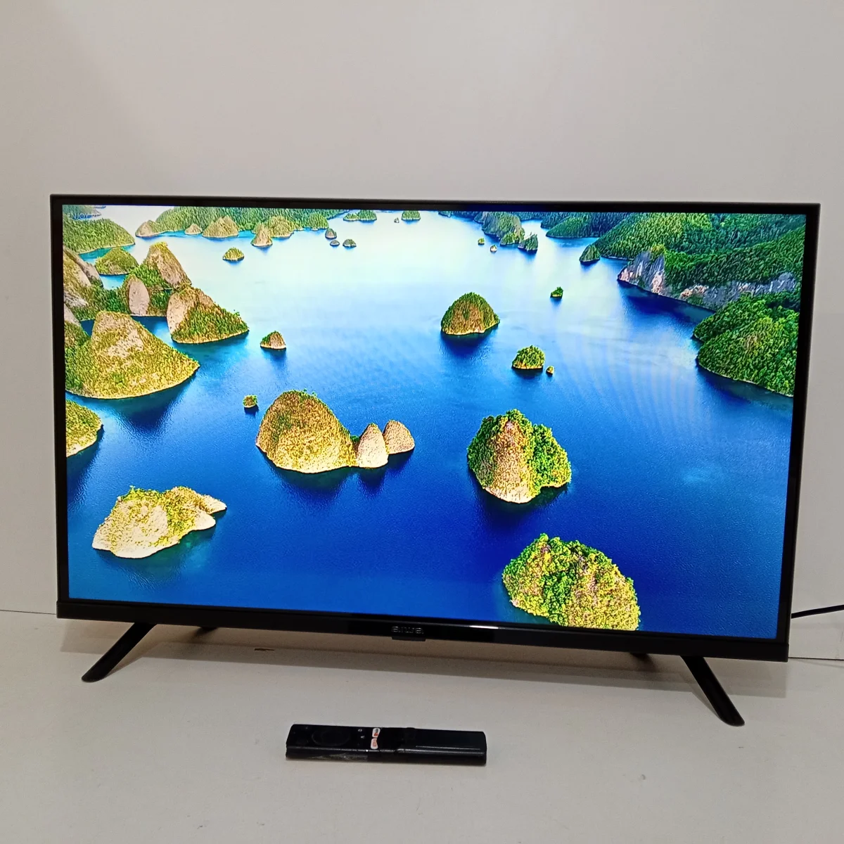 Foto 3 de Televisor Led Smart De 32 '' Marca Aiwa Modelo Aw32b4sm Con Control Usado En Buen Estado Acc Par De Patitas