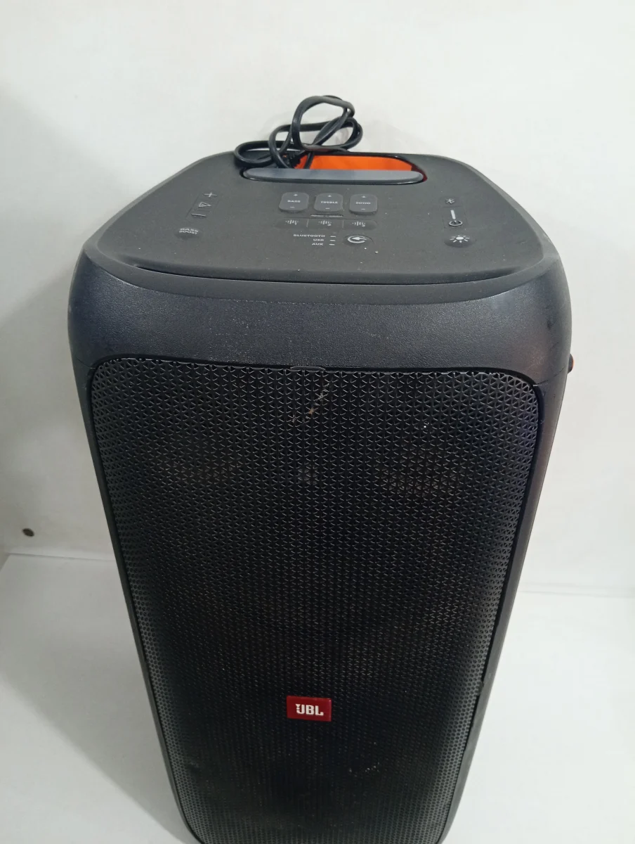 Foto 2 de Caja De Sonido Amplificada Marca Jbl Modelo Partybox310 Sin Control Usado En Buen Estado Acc Cable Corriente