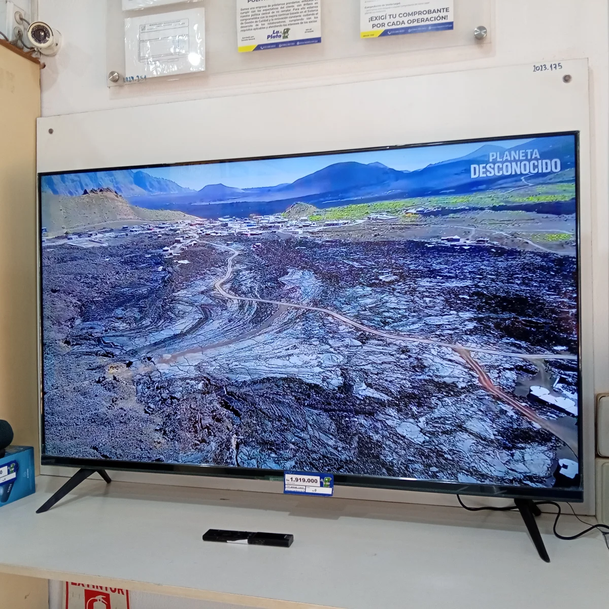 Foto 3 de Televisor Led Smart De 50 '' Marca Samsung Modelo Un50au7090g Con Control Usado En Buen Estado Acc Par De Patitas