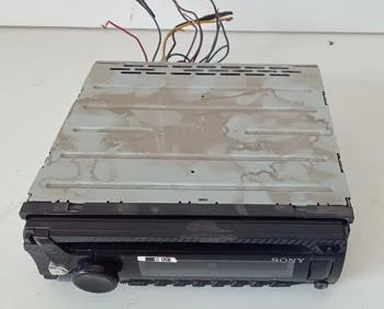 Foto 2 de Auto Radio Sin Pantalla Marca Sony Sin Control Modelo Cdx-G1050u Usado En Buen Estado Acc Puerto UsbCdAuxMp3