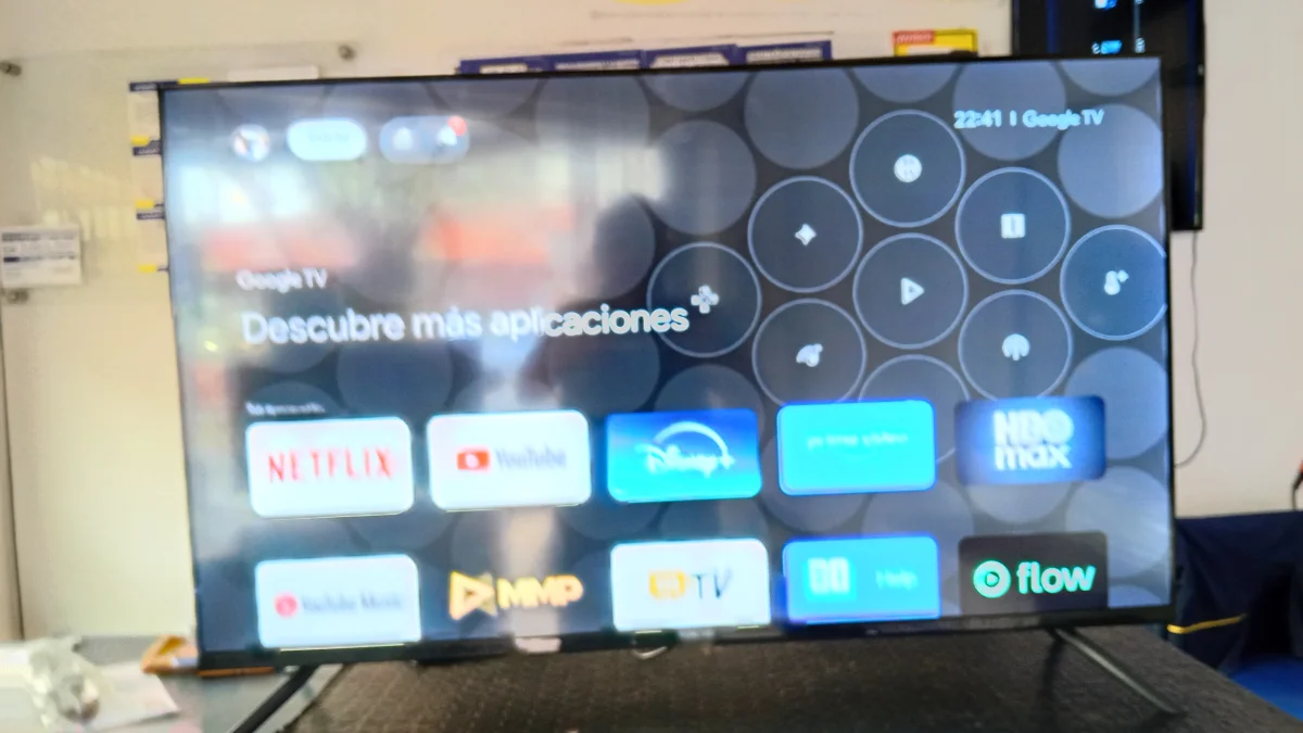 Foto 3 de Televisor Led Smart De 43 '' Marca Tokyo Modelo Tvtokff43gtv Con Control Usado En Buen Estado Acc C/Patitas