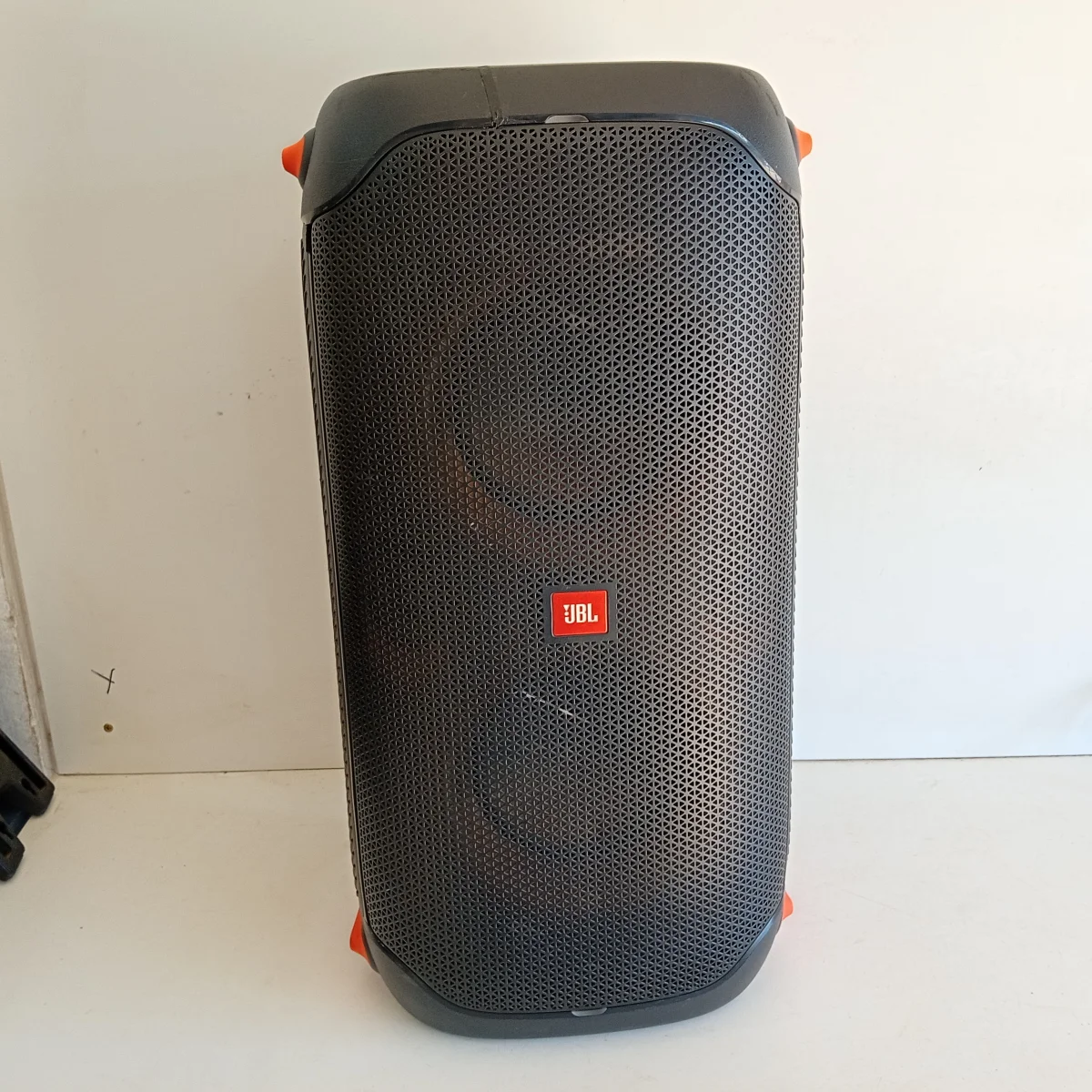 Parlante Portatil Marca Jbl Modelo Party Box 110 Usado Con Desgaste Con Pequeña Fisura Arriba Ya Reparada Acc Al Costado Con DetalleEn La Esquina De La Rejilla
