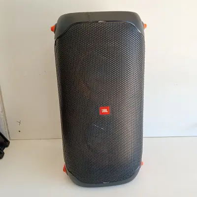 Parlante Portatil Marca Jbl Modelo Party Box 110 Usado Con Desgaste Con Pequeña Fisura Arriba Ya Reparada Acc Al Costado Con DetalleEn La Esquina De La Rejilla