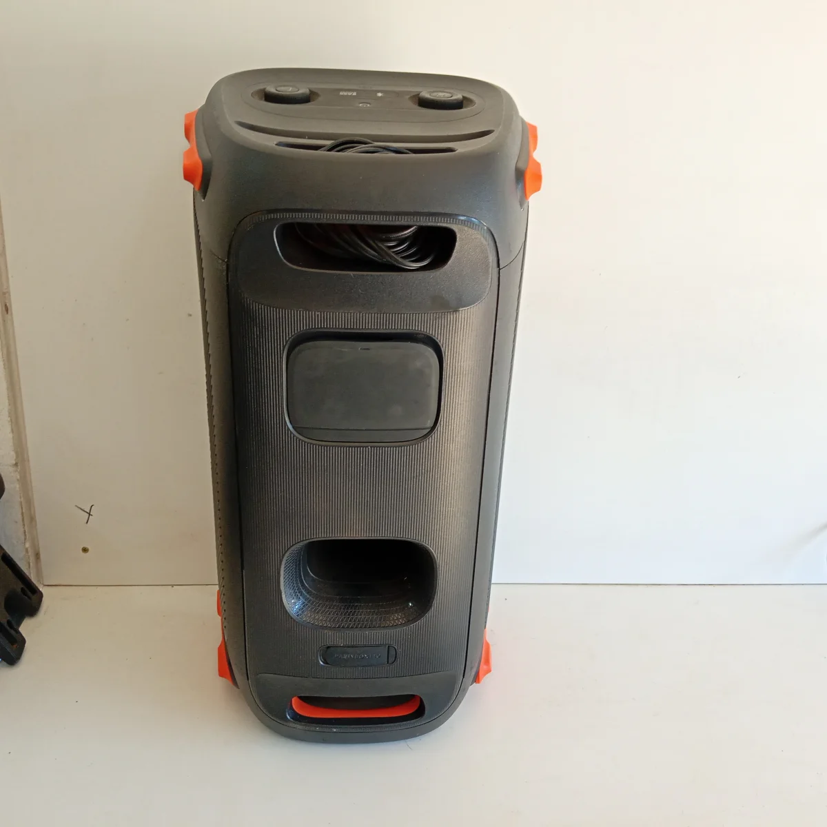 Foto 2 de Parlante Portatil Marca Jbl Modelo Party Box 110 Usado Con Desgaste Con Pequeña Fisura Arriba Ya Reparada Acc Al Costado Con DetalleEn La Esquina De La Rejilla