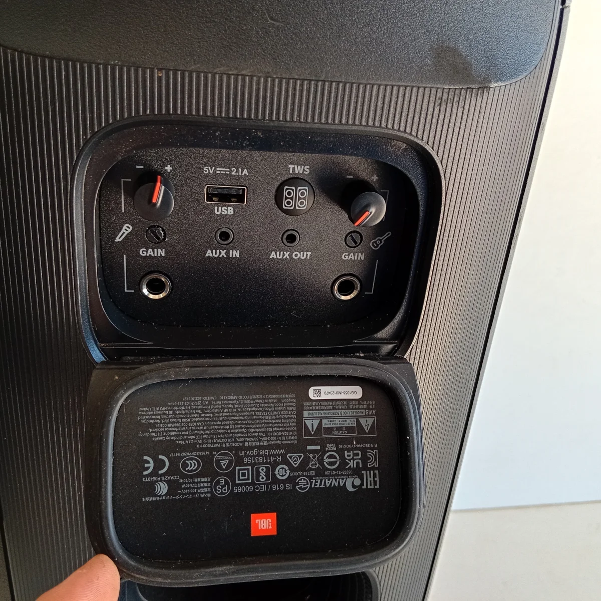 Foto 3 de Parlante Portatil Marca Jbl Modelo Party Box 110 Usado Con Desgaste Con Pequeña Fisura Arriba Ya Reparada Acc Al Costado Con DetalleEn La Esquina De La Rejilla