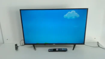 Foto 2 de Televisor Led Smart De 32 '' Marca Fama Modelo Tvf-32e20 Con Control Usado Con Desgaste Acc Con Patitas Y Antena