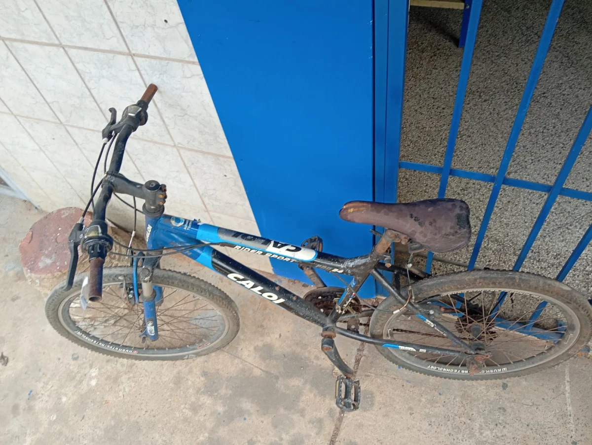 Foto 2 de Bicicleta Con Amortiguador Marca Caloi Aro 24 Cant Cambios 9 Cuadro Aluminio No Tiene Modelo Rider Sport Usado Con Desgaste Acc No Tiene