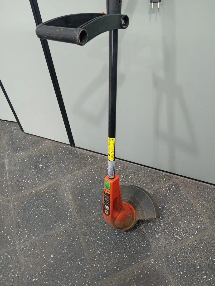 Foto 2 de Bordeadora De Cesped Marca Tramotina Modelo Ap1500t Usado En Buen Estado Acc Protector Cabezal De Nylon