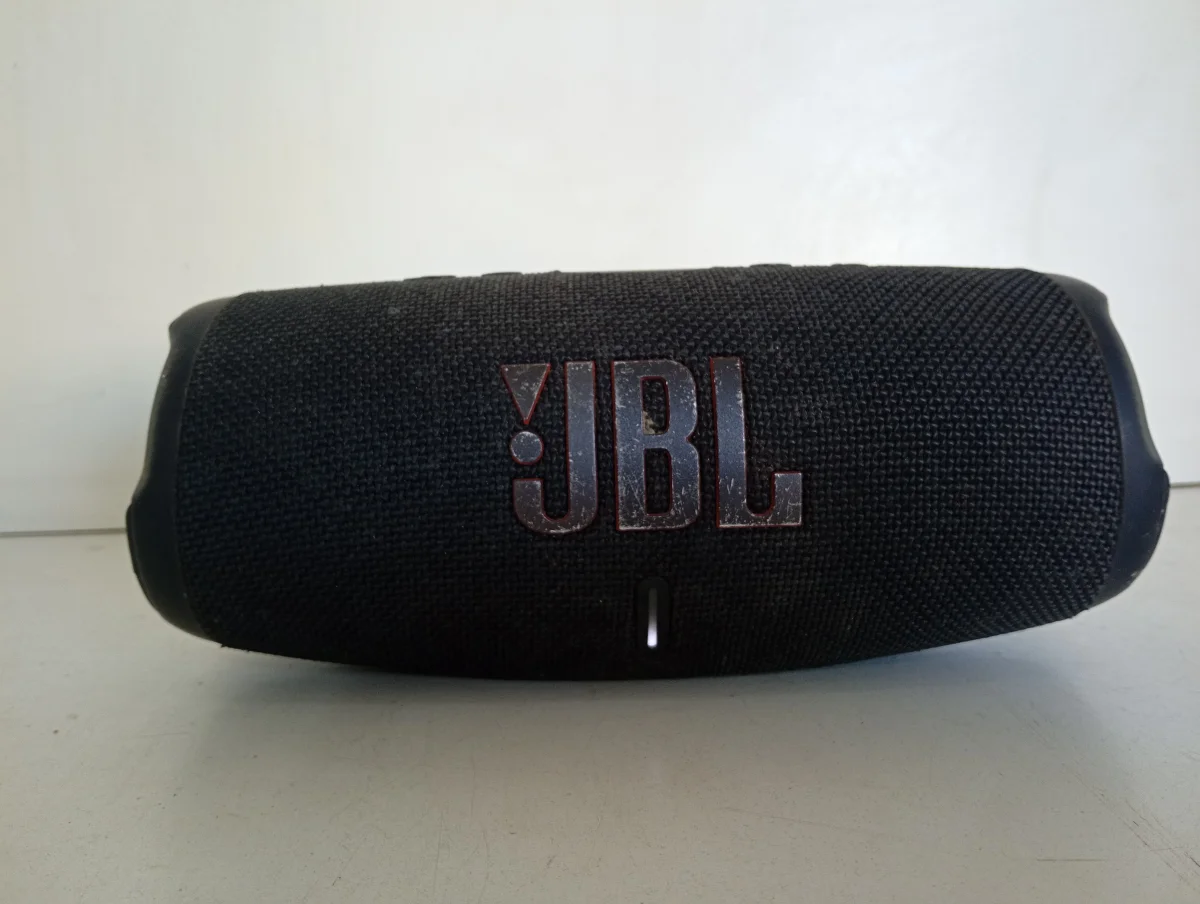 Foto 2 de Speaker Potencia Watts No Tiene Marca Jbl Sin Control Modelo Charge 5 Usado En Buen Estado Sin Caja Acc No Tiene