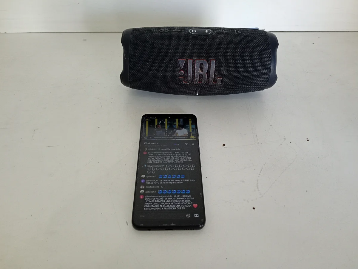 Foto 3 de Speaker Potencia Watts No Tiene Marca Jbl Sin Control Modelo Charge 5 Usado En Buen Estado Sin Caja Acc No Tiene
