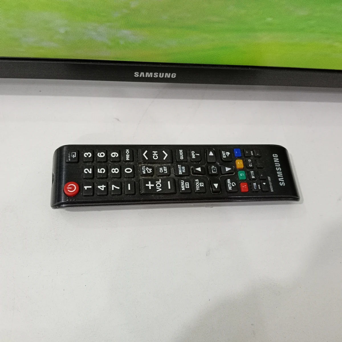 Foto 2 de Televisor Led Smart De 40 '' Marca Samsung Modelo Un40j5290 Con Control Usado En Buen Estado Acc Patitas