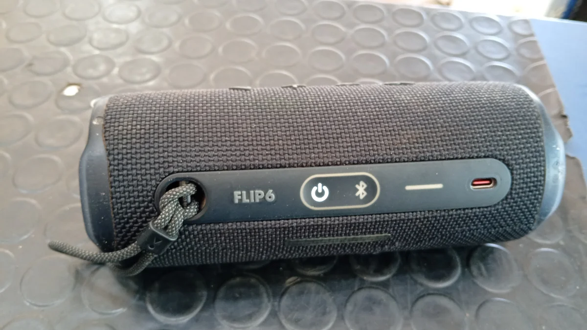 Foto 2 de Speaker Potencia Watts 30 Marca Jbl Sin Control Modelo Flip6 Usado En Buen Estado Sin Caja Acc No Tiene