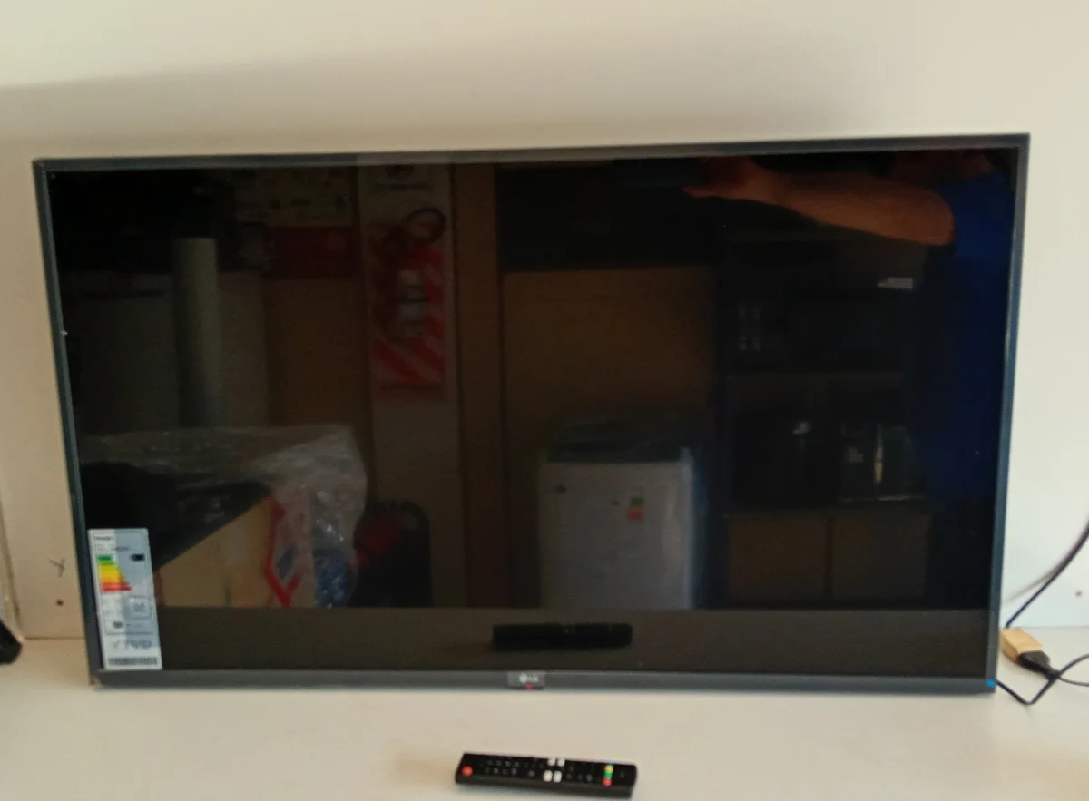 Foto 2 de Televisor Led Smart De 43 '' Marca Lg Modelo 43lm6370psb Con Control Usado En Buen Estado Acc Cab. Cte.