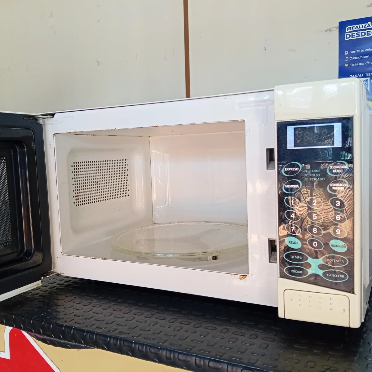 Foto 2 de Microondas Marca Mega Star Modelo Mcw-20-2 Usado Con Desgaste Acc Plato