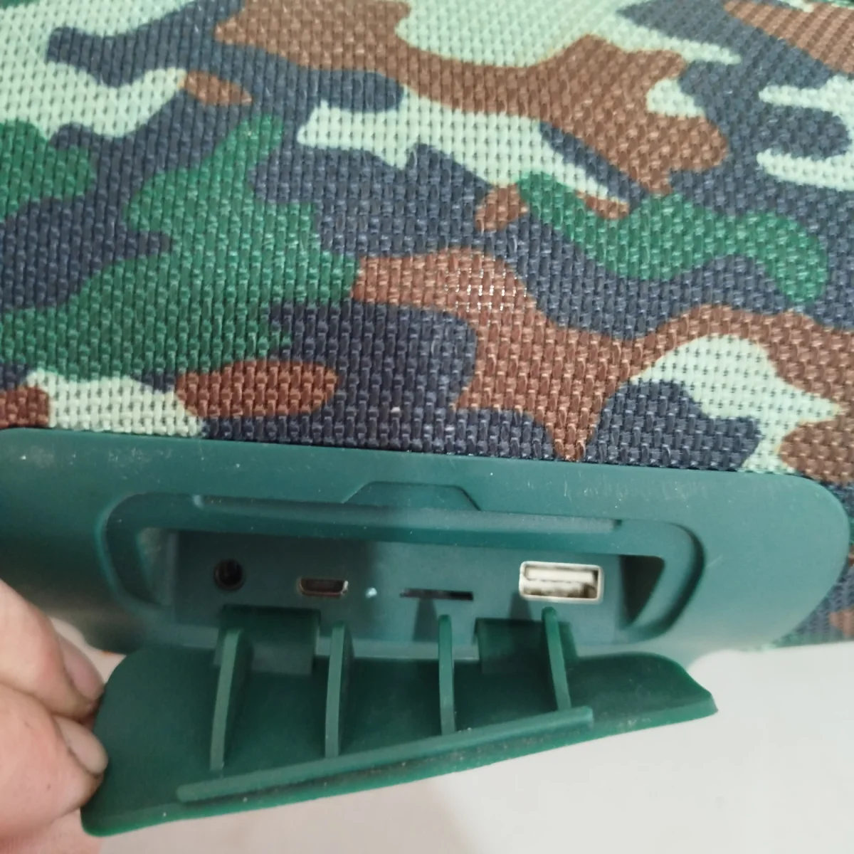 Foto 3 de Parlante Portatil Marca Inova Modelo Boos 2 Usado En Buen Estado Con No Tiene Acc Cable Usb
