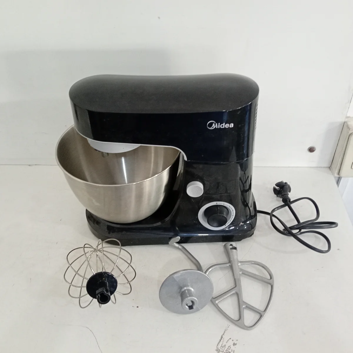 Batidora Marca Midea Modelo Mj-Km6001w Usado En Buen Estado Acc 3 Bastidor 6 Velocidades 1 Bol De Acero Inoxidable