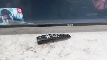 Foto 2 de Televisor Led Smart De 50 '' Marca Tokyo Modelo Tvtokuf50gtv Con Control Usado En Buen Estado Acc 2 PatitasCable Power
