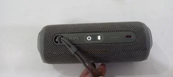 Foto 2 de Speaker Potencia Watts No Tiene Marca Jbl Sin Control Modelo Flip 6 Usado En Buen Estado Sin Caja Acc Sin Cable Usb