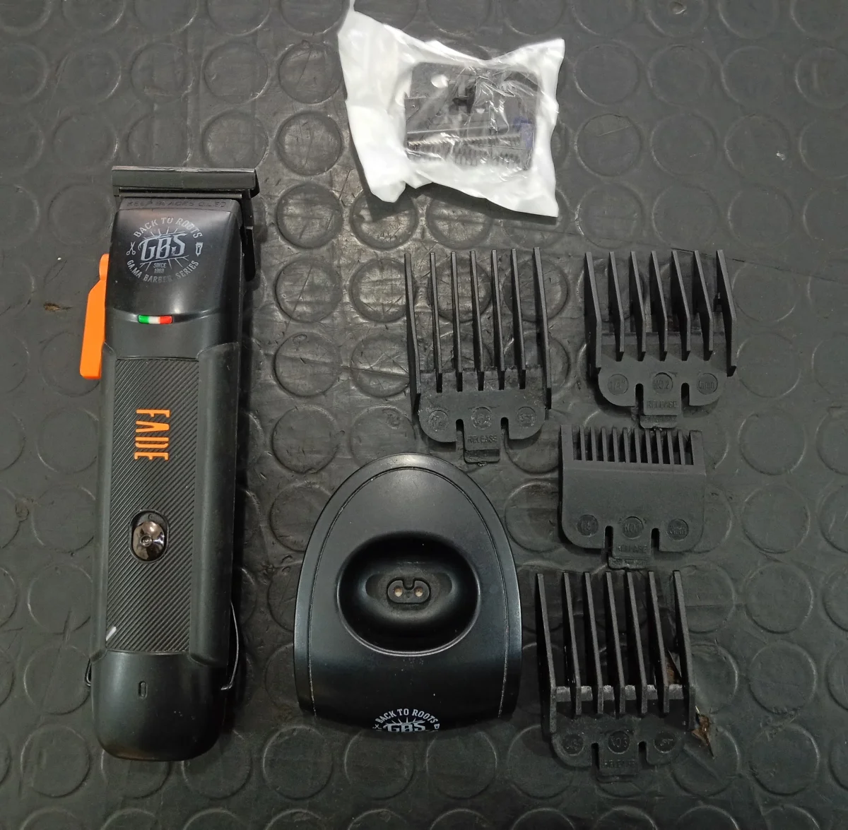 Maquina De Cortar Cabello Marca Gama Modelo Gc Ultra Fade Cc-Hf No Tiene Acc Base De Carga4 PeinesRepuesto De Cuchilla