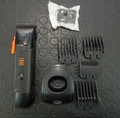 Maquina De Cortar Cabello Marca Gama Modelo Gc Ultra Fade Cc-Hf No Tiene Acc Base De Carga4 PeinesRepuesto De Cuchilla
