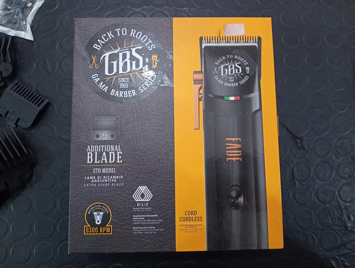 Foto 3 de Maquina De Cortar Cabello Marca Gama Modelo Gc Ultra Fade Cc-Hf No Tiene Acc Base De Carga4 PeinesRepuesto De Cuchilla