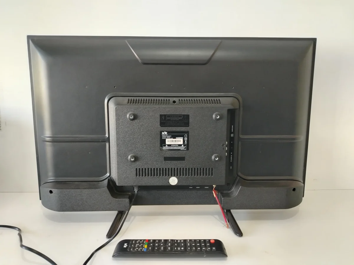 Foto 2 de Televisor Led Convencional De 32 '' Marca Win Modelo 32f1 Usado En Buen Estado Con Control Sin Caja Acc PatitasCable Cte