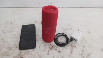 Foto 3 de Parlante Portatil Marca Jbl Modelo Flip6 Acc No Tiene