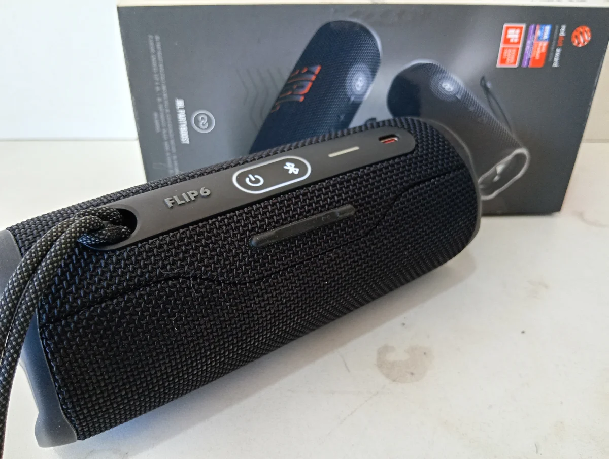 Foto 2 de Speaker Potencia Watts No Tiene Marca Jbl Sin Control Modelo Flip 6 Usado En Buen Estado Con Caja Acc Cable Usb