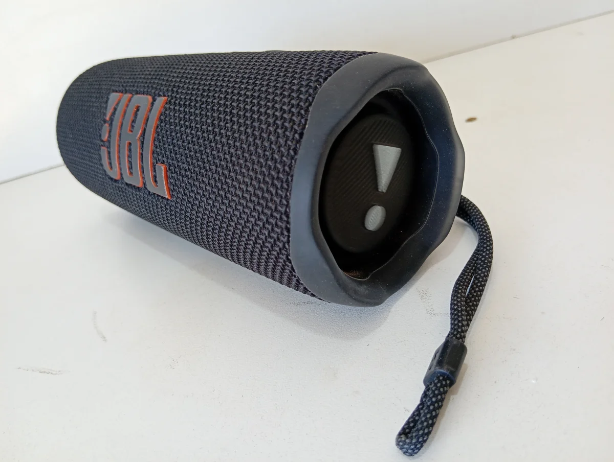 Foto 3 de Speaker Potencia Watts No Tiene Marca Jbl Sin Control Modelo Flip 6 Usado En Buen Estado Con Caja Acc Cable Usb