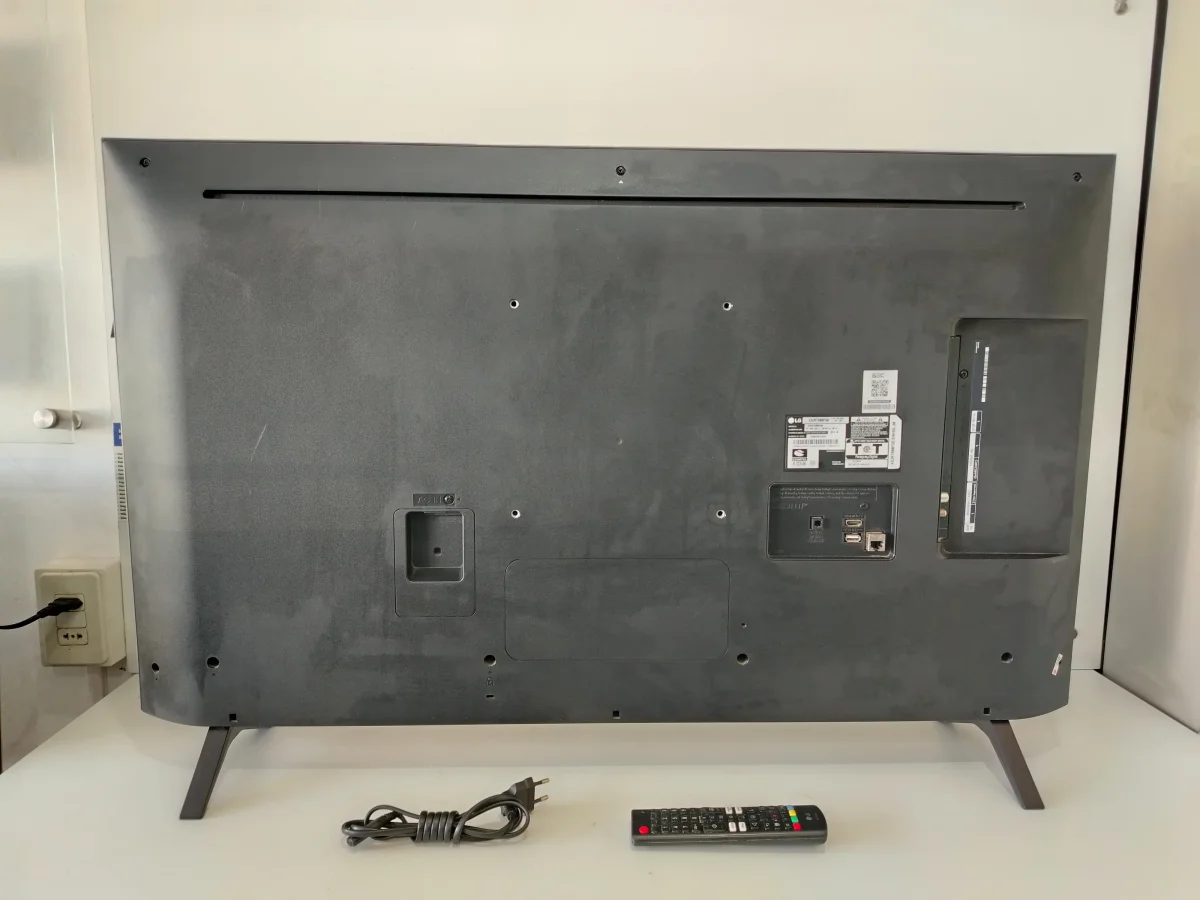 Foto 2 de Televisor Led Smart De 43 '' Marca Lg Modelo 43ur7800psb Con Control Usado En Buen Estado Acc PatitasCable Cte