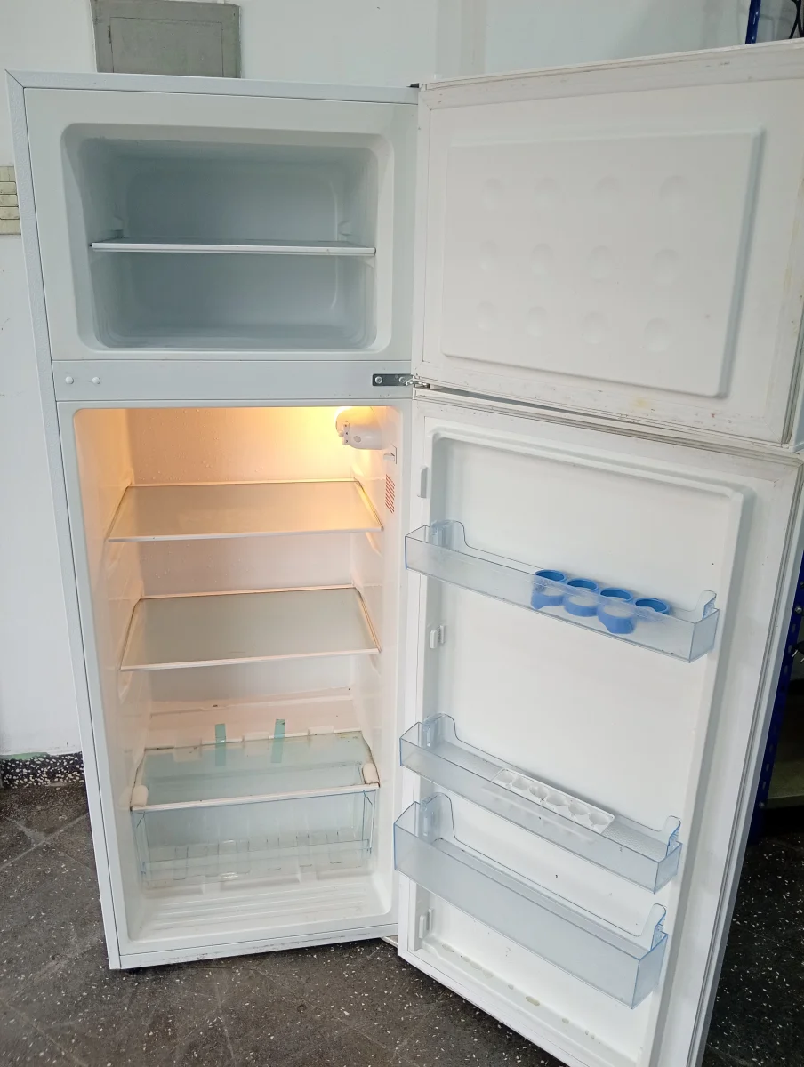 Foto 2 de Heladera Marca Fama Modelo H-300 Usado En Buen Estado Litros 300 Acc 4 Bandeja De Vidrio 3 Porta Botellas Verdulera