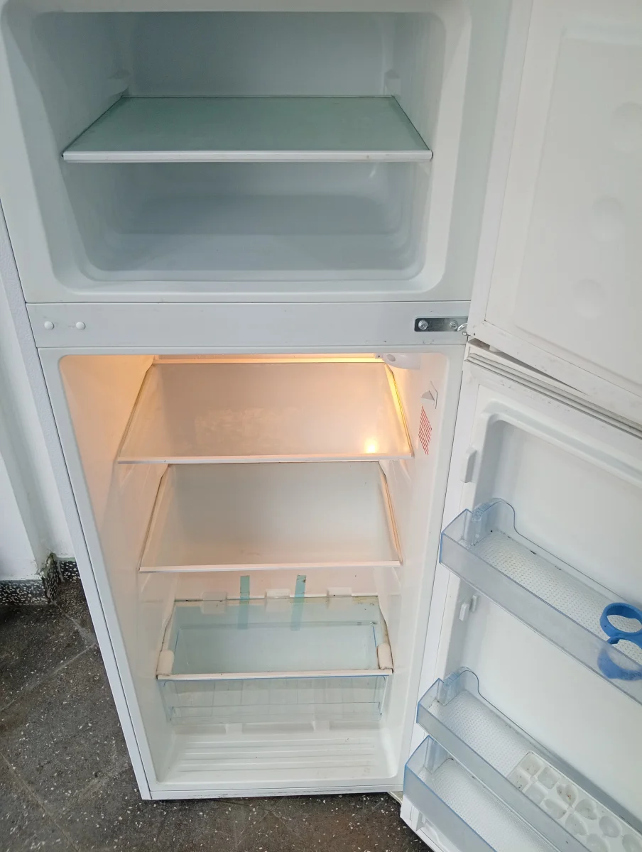 Foto 3 de Heladera Marca Fama Modelo H-300 Usado En Buen Estado Litros 300 Acc 4 Bandeja De Vidrio 3 Porta Botellas Verdulera