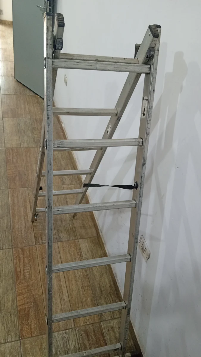 Foto 2 de Escalera Marca No Tiene Altura 3 M Cap 120 Kg. Usado Con Desgaste Acc No Tiene