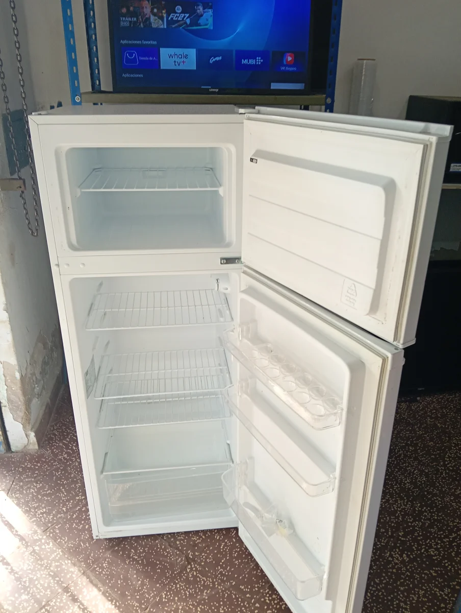 Foto 2 de Heladera Marca Jam Modelo Jamd-207f Usado En Buen Estado Litros 300 Acc 3 RejillasHielera Con RejillaVerduleraLuz Calida3 Bandejas De Puuerta Interna