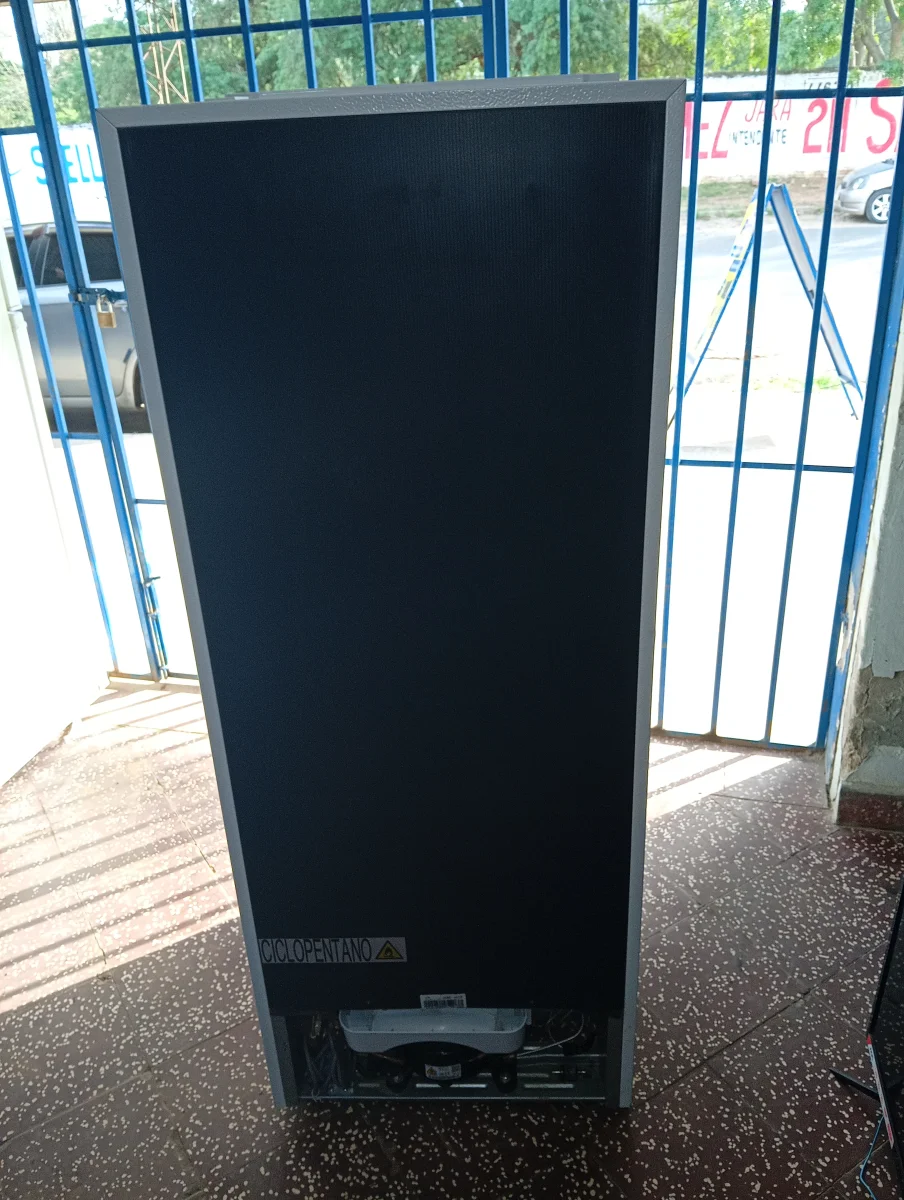 Foto 3 de Heladera Marca Jam Modelo Jamd-207f Usado En Buen Estado Litros 300 Acc 3 RejillasHielera Con RejillaVerduleraLuz Calida3 Bandejas De Puuerta Interna