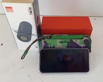 Foto 2 de Parlante Portatil Marca Jbl Modelo Flip 6 Usado En Buen Estado Con En Caja Acc UsbBtTf