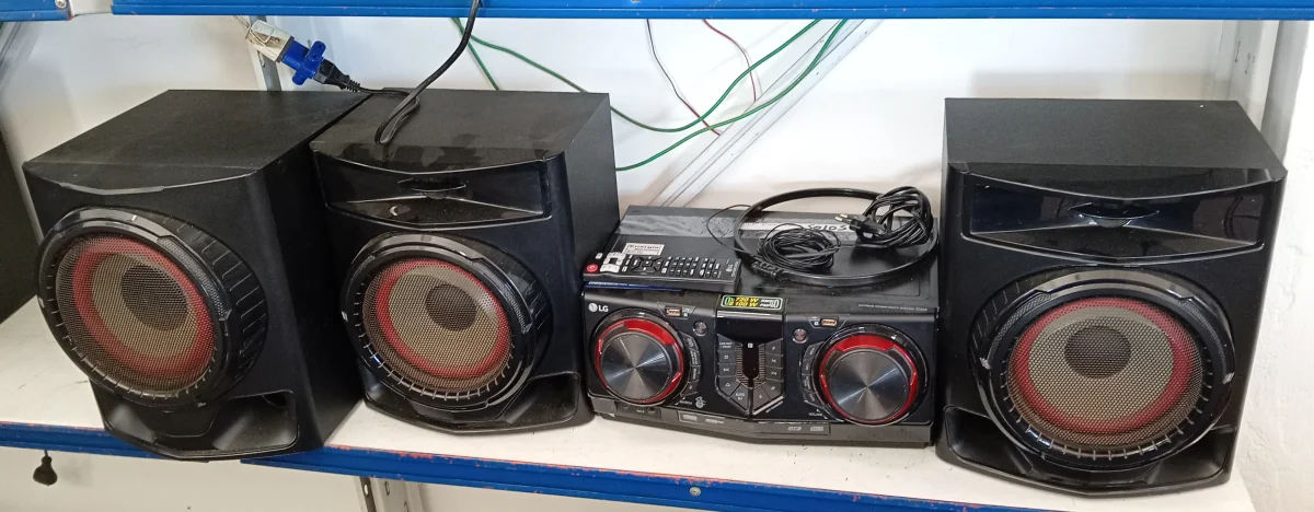 Foto 3 de Equipo De Sonido Marca Lg Con Control Modelo Cj45 Usado En Buen Estado Acc 2parlantes+1woofer