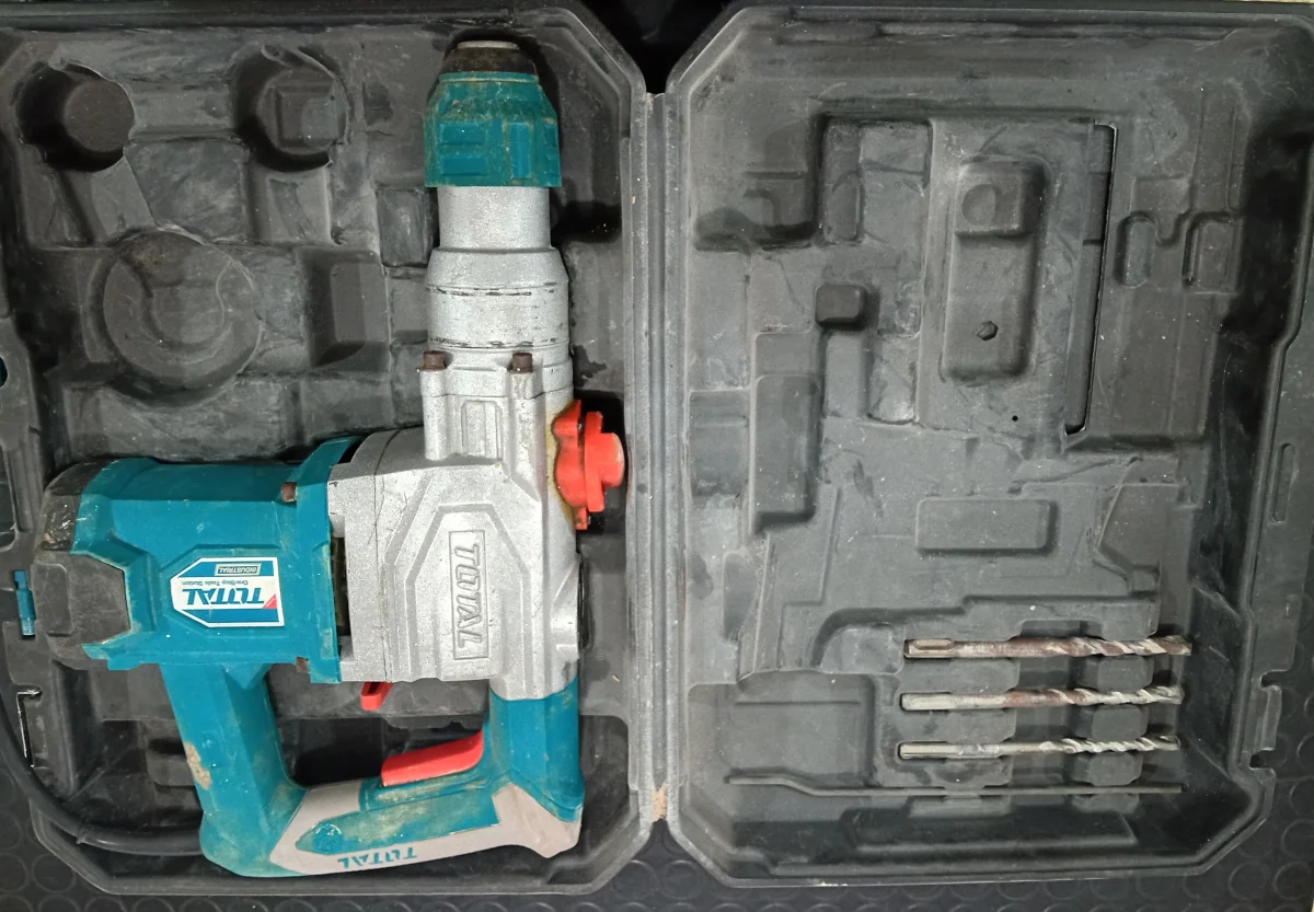 Foto 3 de Taladro Marca Total Modelo Th110286 Usado En Buen Estado Acc Llave3 Mechas