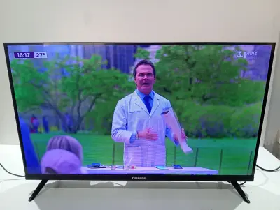 Televisor Led Smart De 32 '' Marca Hisense Modelo 32a4h Con Control Usado Con Desgaste Acc Patitas