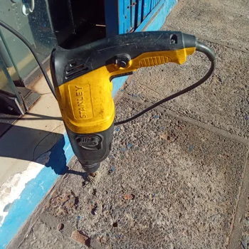 Foto 2 de Taladro Marca Stanley Modelo Sthr202-Bc2 Usado Con Desgaste Acc No Tiene