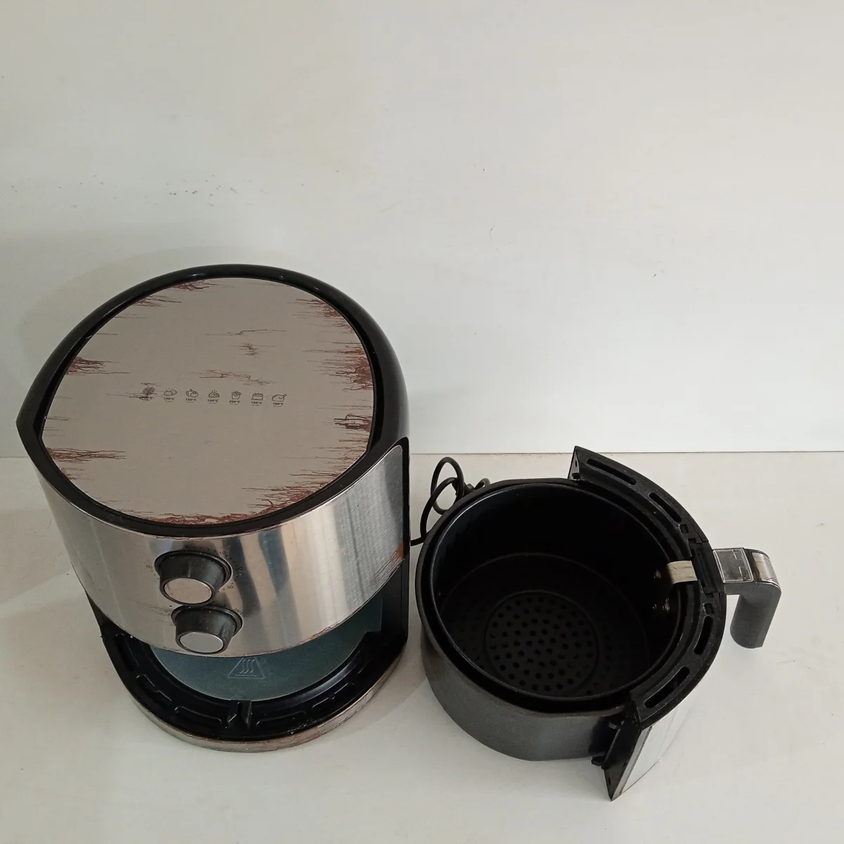 Foto 2 de Fritadora Marca Britania Modelo Air Fry Bfr46pi Usado Con Desgaste Acc Cab. Cte.