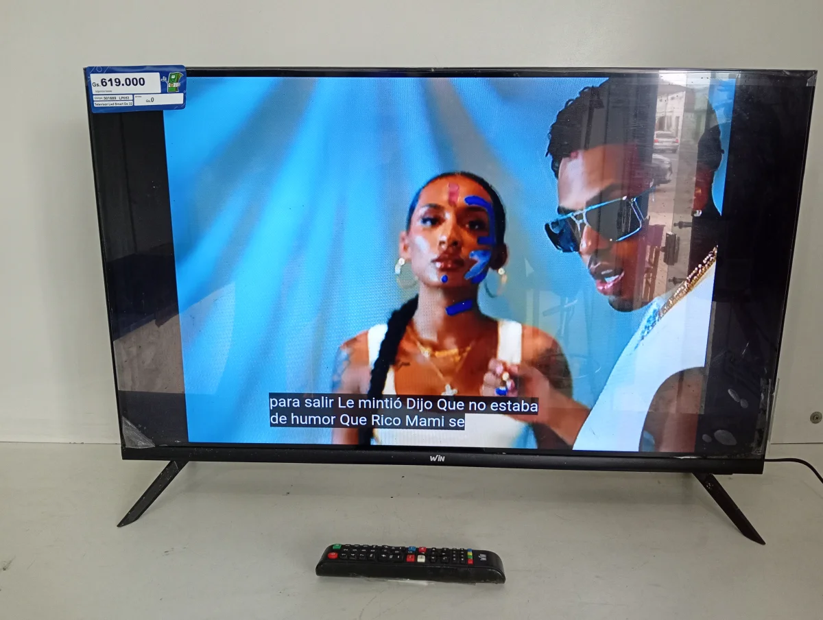 Televisor Led Smart De 32 '' Marca Win Modelo Win32fs Con Control Usado En Buen Estado Acc Par De Patitas De Pedestal