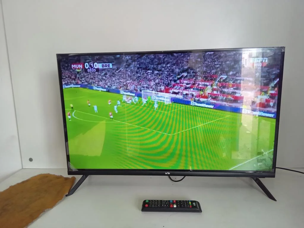 Foto 3 de Televisor Led Smart De 32 '' Marca Win Modelo Win32fs Con Control Usado En Buen Estado Acc Par De Patitas De Pedestal