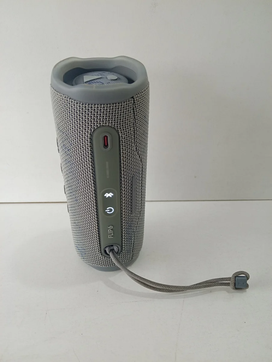 Foto 2 de Speaker Potencia Watts No Tiene Marca Jbl Sin Control Modelo Flip 6 Usado En Buen Estado Sin Caja Acc No Tiene