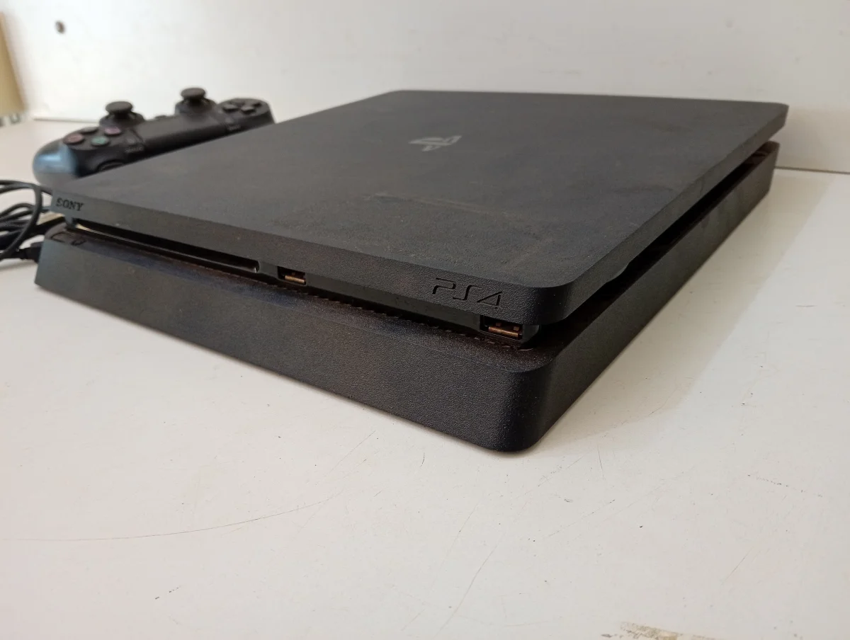 Foto 2 de Juego Electronico Ps4 Marca Sony Modelo Cuh-2215 Disco Duro 1.000 Gb Con Control Sin Caja Usado En Buen Estado Acc Con Cable PowerCable HdmiCable UsbDisco Battlefield